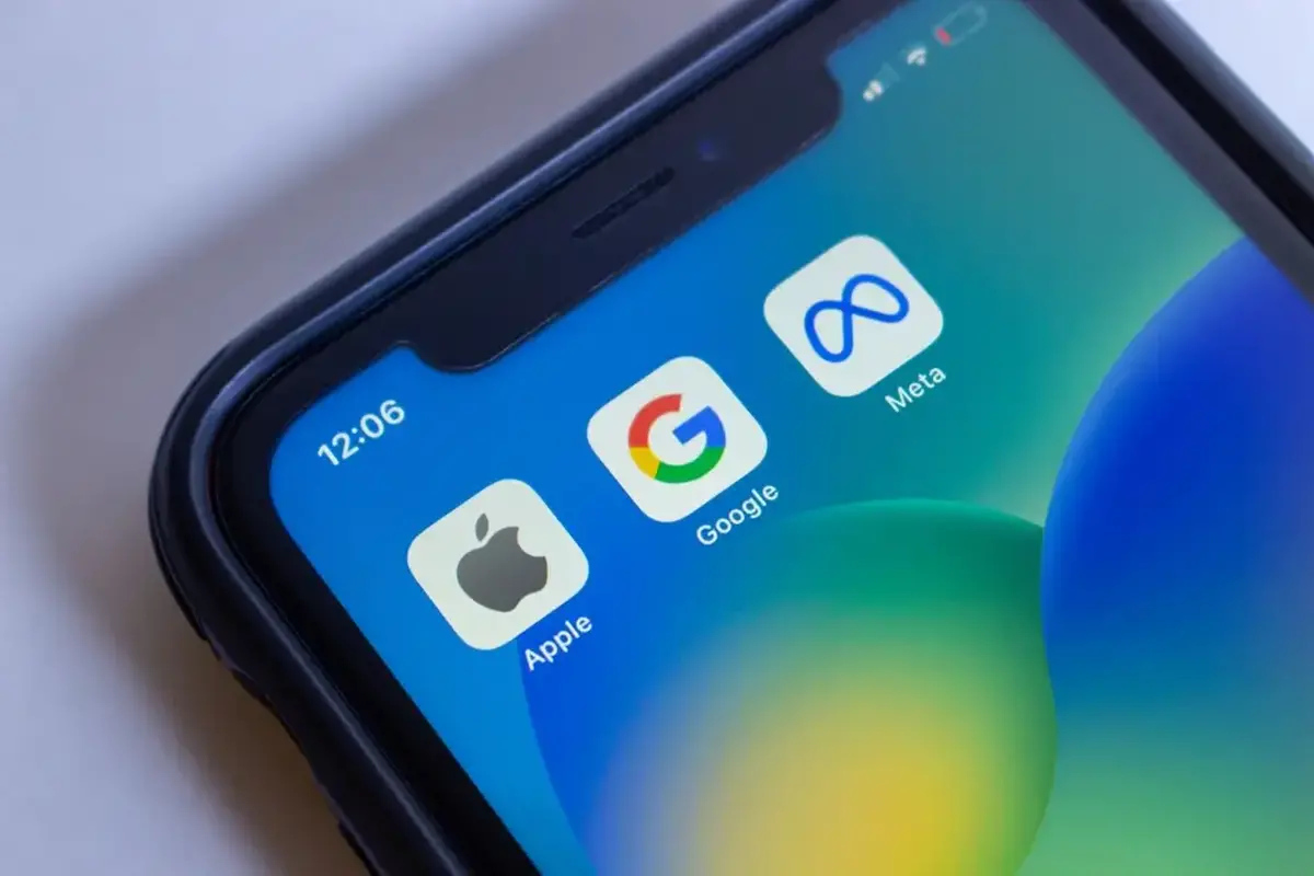 Google i Apple zaznamenávají mnoho dat. 