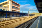 Na nádražích si naštěstí všímají podezřele se potulujících dětí.