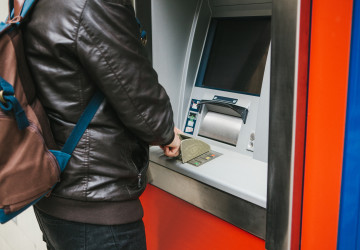 Výběr z bankomatu v zahraničí vás může stát víc Výběr z bankomatu v zahraničí vás může stát víc