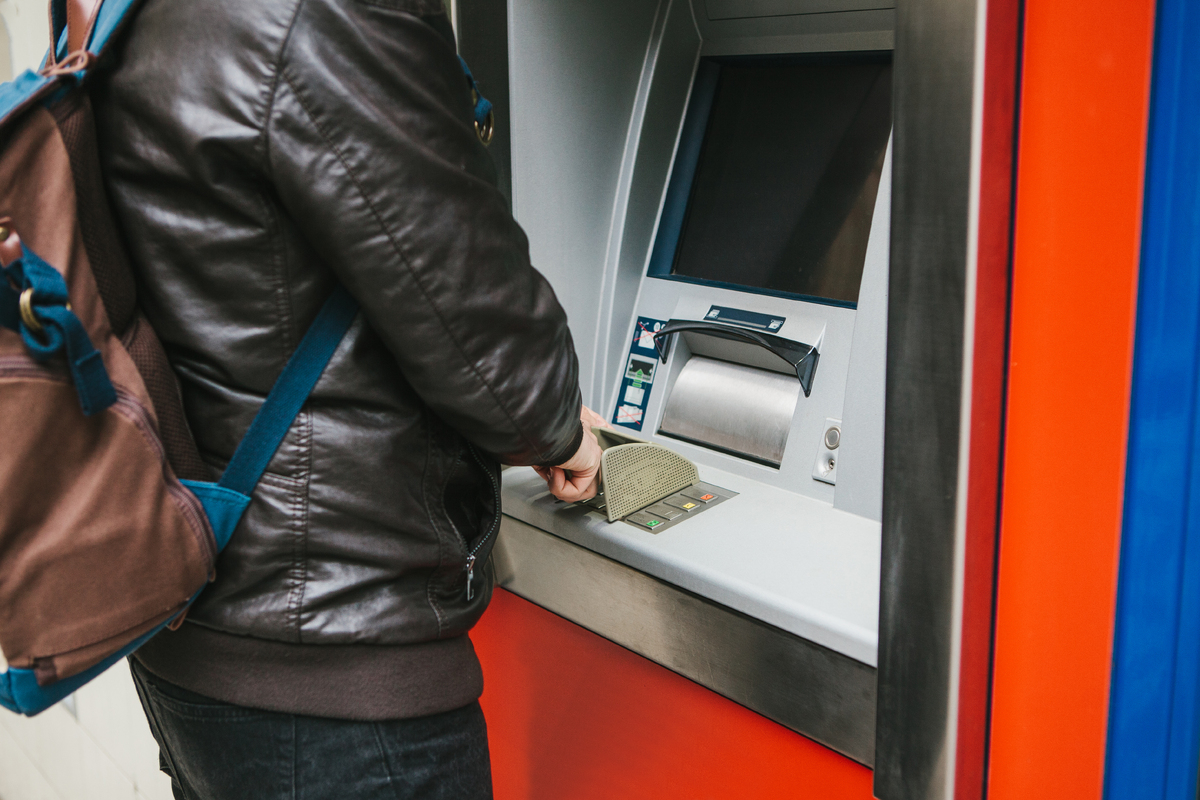 Výběr z bankomatu v zahraničí vás může stát víc