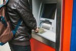 Výběr z bankomatu v zahraničí vás může stát víc Výběr z bankomatu v zahraničí vás může stát víc