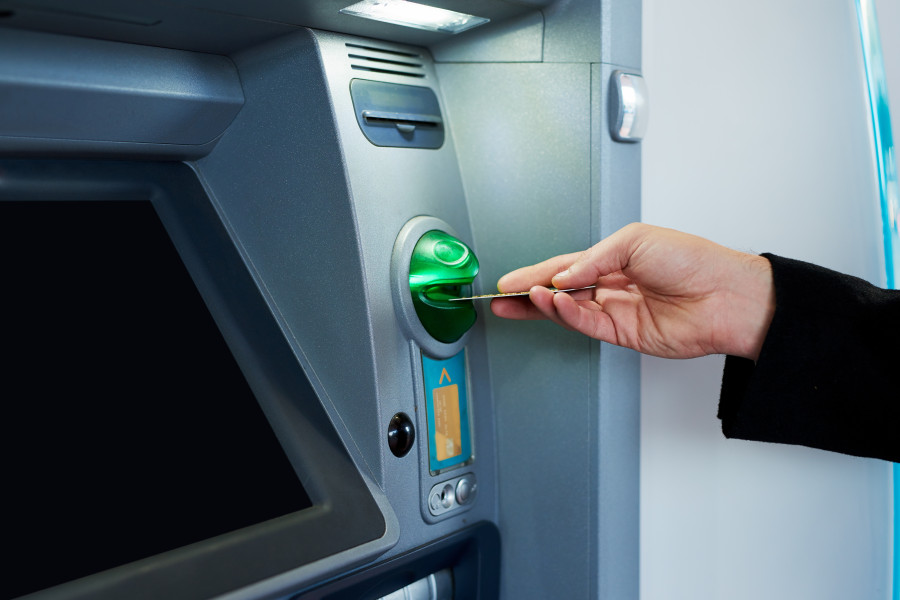 Výběry z bankomatů se stávají jednodušší, k alianci výběrů zdarma se připojila další velká banka.