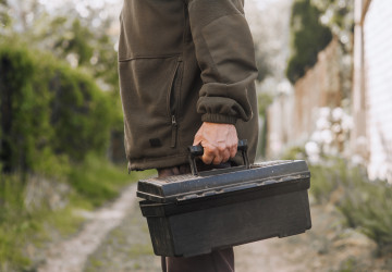 Opraváři jsem dala klíče a poprosila ho ať opraví kapající kohoutek.