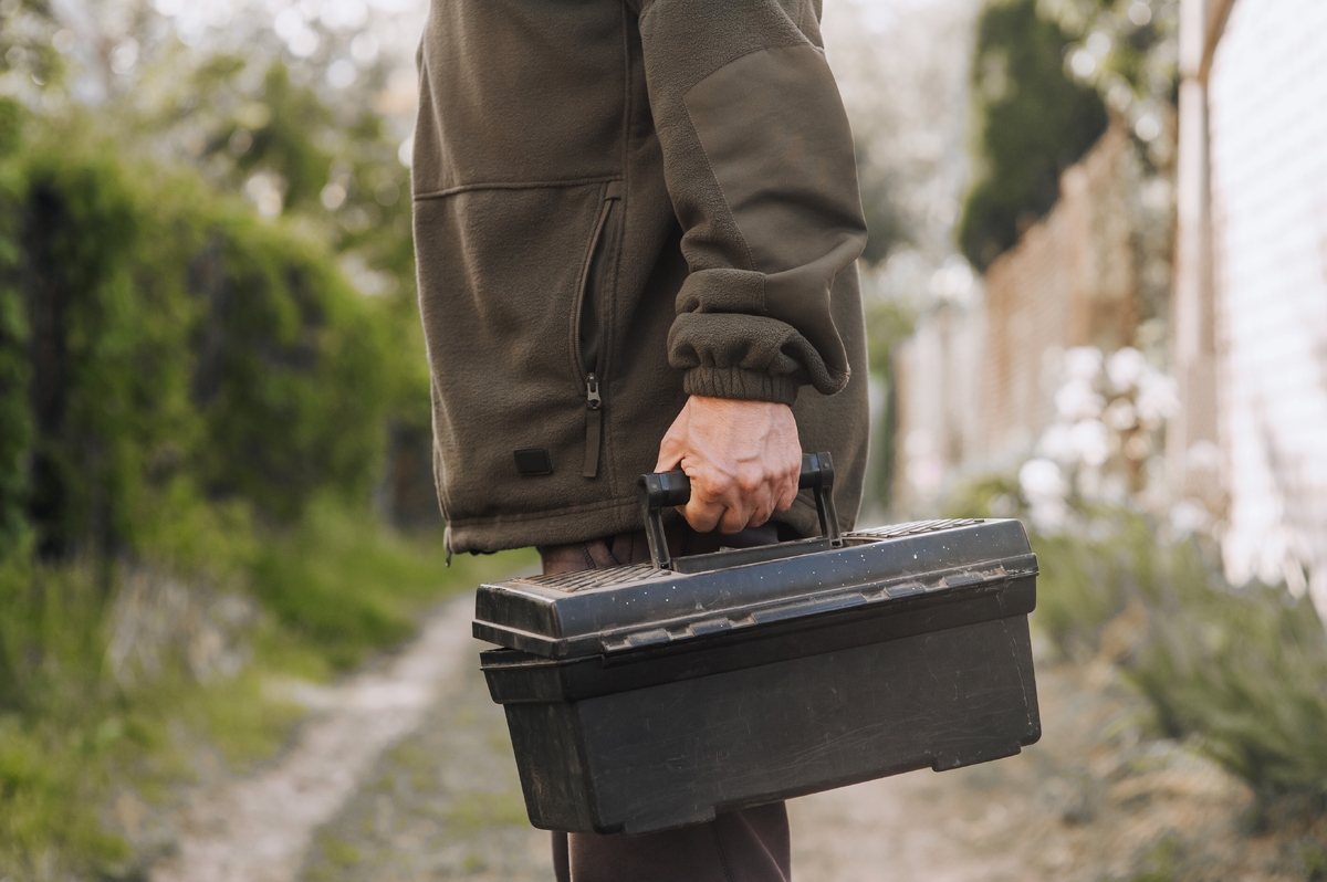 Opraváři jsem dala klíče a poprosila ho ať opraví kapající kohoutek. Opraváři jsem dala klíče a poprosila ho ať opraví kapající kohoutek.