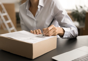 Od příštího roku miliony uživatelů překvapí nový poplatek za malé balíky ze zemí mimo EU Od příštího roku miliony uživatelů překvapí nový poplatek za malé balíky ze zemí mimo EU