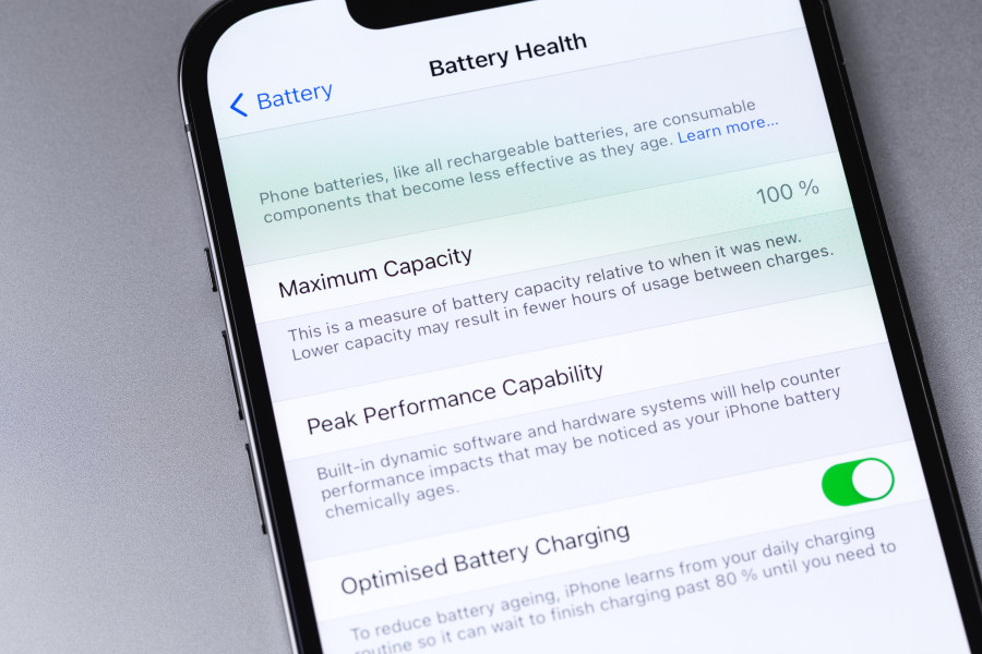 Zdraví baterie prozradí víc než stáří telefonu. Kapacita pod 80 % může znamenat nutnost výměny.