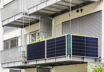 Balkonové solární panely jsou velmi populární. 