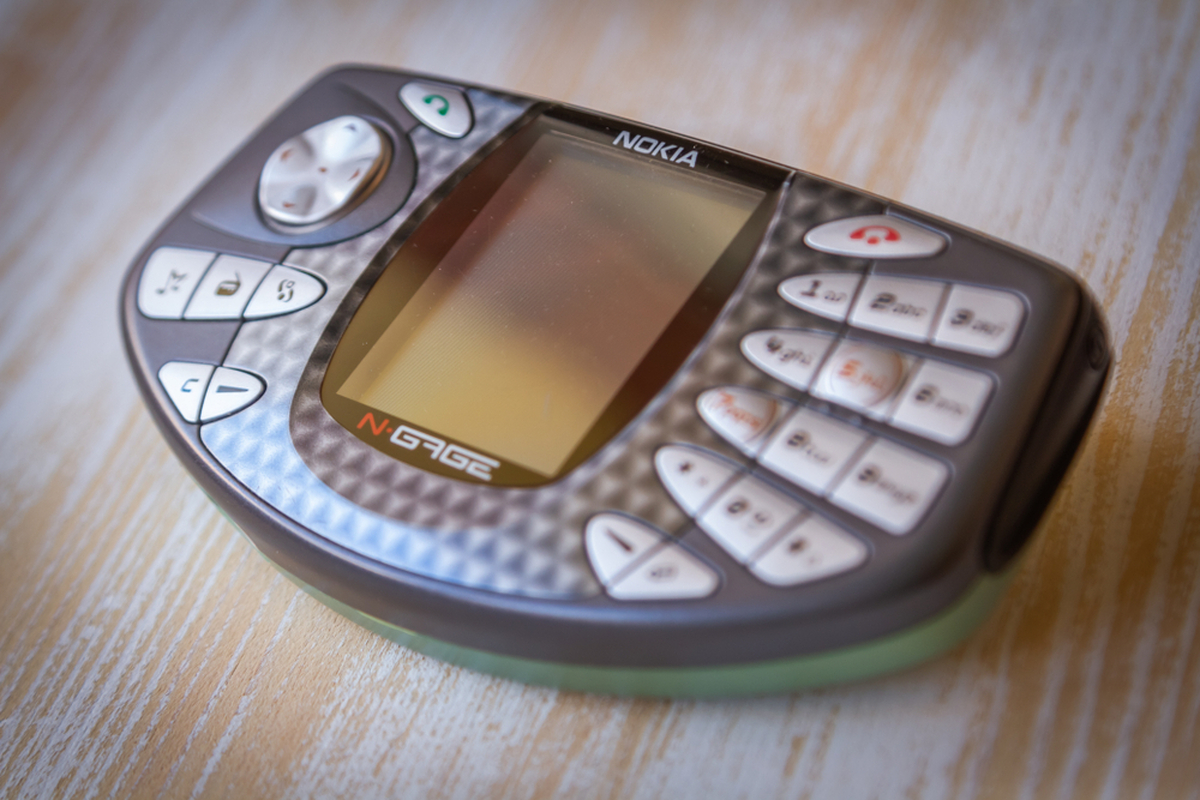 Některé telefony se staly bizarní částí historie. 