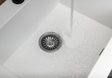 Dřez můžete mít za pár minut vyčištěný od usazenin šetrnou cestou. Dřez můžete mít za pár minut vyčištěný od usazenin šetrnou cestou.