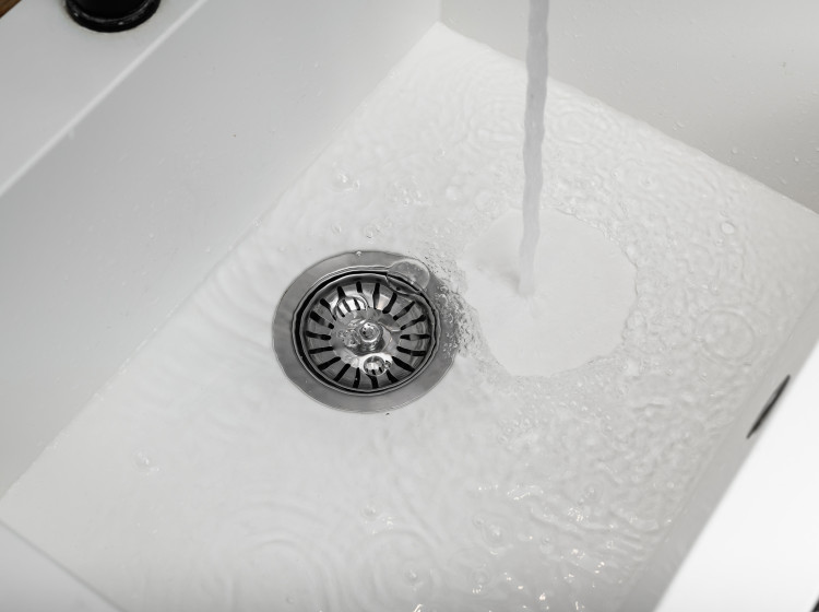 Dřez můžete mít za pár minut vyčištěný od usazenin šetrnou cestou.