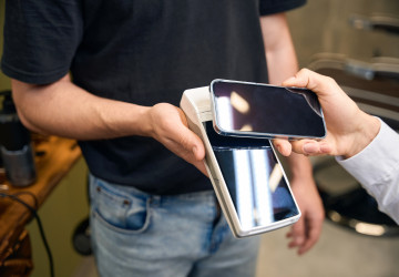 Mobilní platby využívá v Česku pravidelně už přes 43 % lidí.