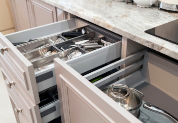 Jak odstranit fleky a šedý povlak z příborů rychleji než leštidlem