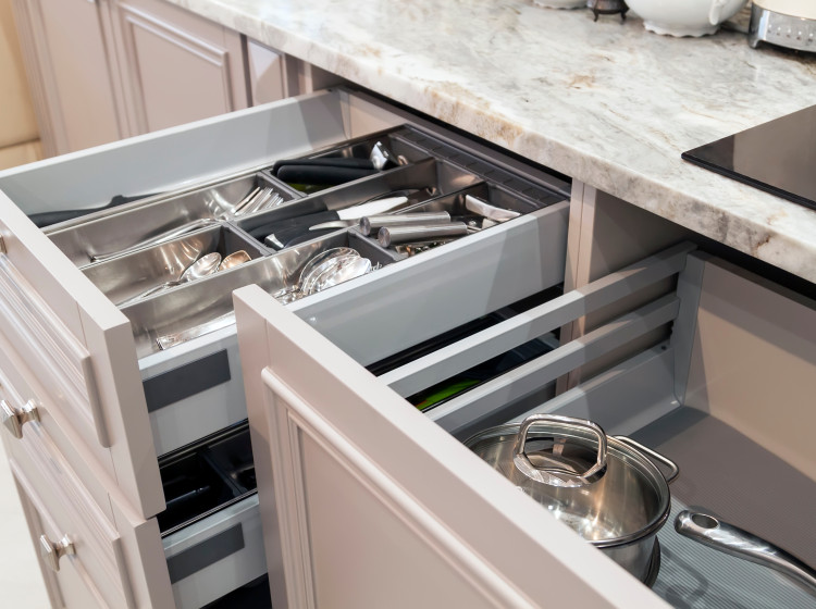 Jak odstranit fleky a šedý povlak z příborů rychleji než leštidlem