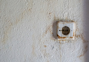 Drobné změny na stěnách bývají prvním signálem, že s bytem není něco v pořádku.