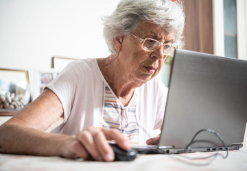 Využívání bankovního účtu má pro seniory řadu výhod Využívání bankovního účtu má pro seniory řadu výhod