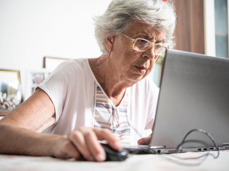 Využívání bankovního účtu má pro seniory řadu výhod Využívání bankovního účtu má pro seniory řadu výhod