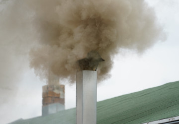 Jestli soused topí kvalitním dřevem, nebo starými cvičkami zjistíte podle zbarvení kouře