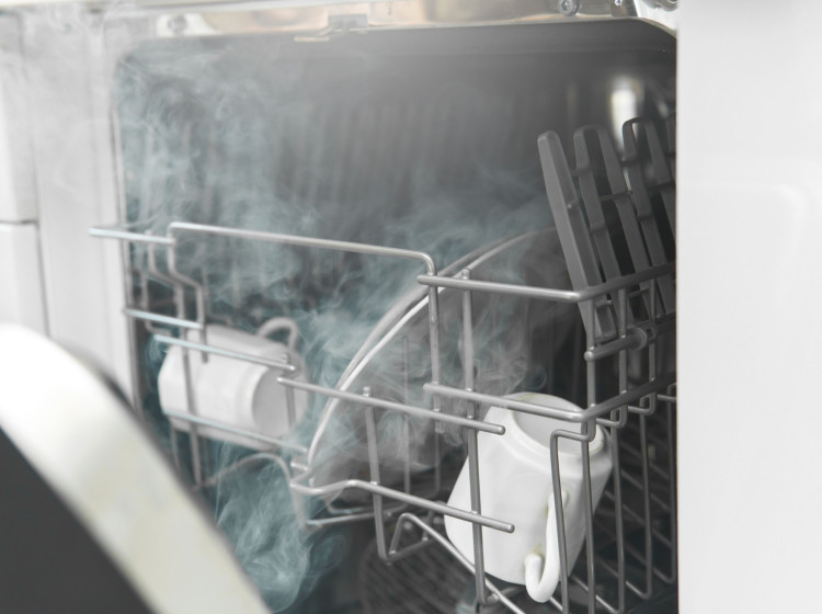 Musí se horká pára dostat hned po skončení programu ven?