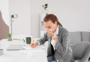 Máte rýmu, ale nechcete hned na neschopenku? Zaměstnanci mohou volit mezi home office, sick days nebo čerpáním dovolené.