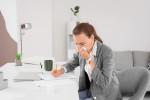 Máte rýmu, ale nechcete hned na neschopenku? Zaměstnanci mohou volit mezi home office, sick days nebo čerpáním dovolené.