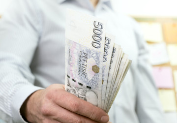 Úřad práce rozdává 50 tisíc ročně i těm, kdo normálně chodí do práce