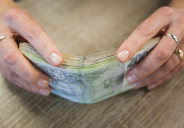 Kdy vám šéf může strhnout peníze z platu za chybu nebo manko?