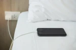 Hasiči i výrobci telefonů varují před nočním nabíjením
