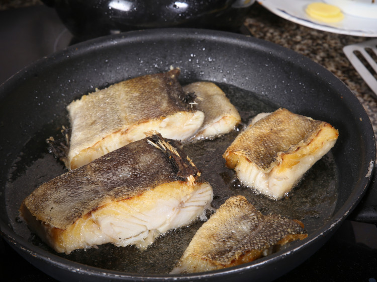 Smažit rybu na teflonu je strašná chyba