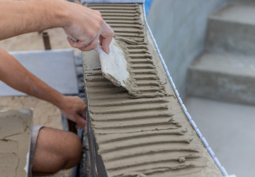 Polystyrenové tvárnice do sebe zapadají jako stavebnice a díky nízké hmotnosti zásadně zrychlují stavbu. Bazén tak můžete mít hotový za pár dní.