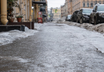 Namrzající noční mlhy způsobují ledovku na silnicích i chodnících. Namrzající noční mlhy způsobují ledovku na silnicích i chodnících.