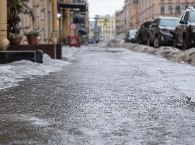 Namrzající noční mlhy způsobují ledovku na silnicích i chodnících. Namrzající noční mlhy způsobují ledovku na silnicích i chodnících.
