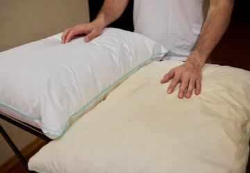 Odborníci porovnali péřové, syntetické a paměťové polštáře Odborníci porovnali péřové, syntetické a paměťové polštáře