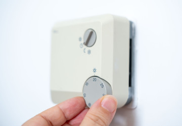 Teplota v kanceláři má zásadní vliv na pracovní výkon i náladu. 