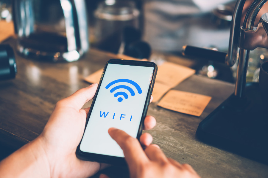 Připojení k Wi-Fi sítím probíhá často automaticky, bez dotazu a bez varování. Váš telefon to udělá sám.