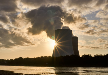 Chladící věže jaderné elektrárny