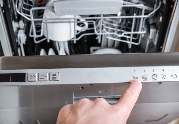 Když myčka nechává nádobí mokré a s fleky, není to tabletkami