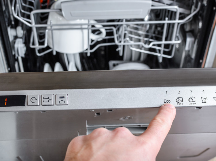 Když myčka nechává nádobí mokré a s fleky, není to tabletkami Když myčka nechává nádobí mokré a s fleky, není to tabletkami