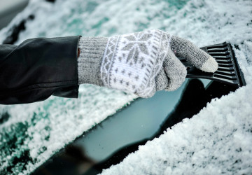 Škrabka na sklo je nezbytnou součástí zimní výbavy každého auta.