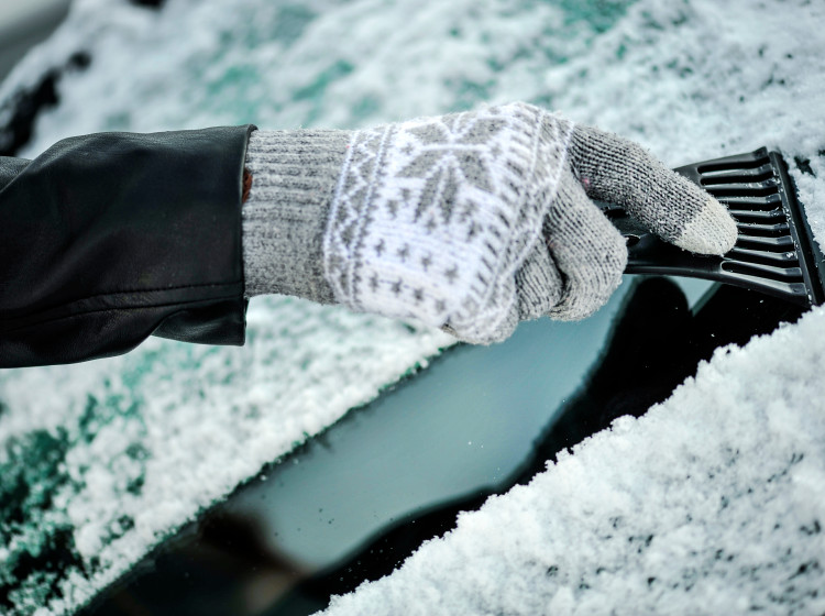 Škrabka na sklo je nezbytnou součástí zimní výbavy každého auta.