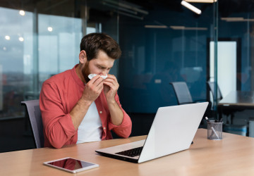 Přítomnost nemocného zaměstnance na pracovišti může ohrozit zdraví ostatních i chod firmy.