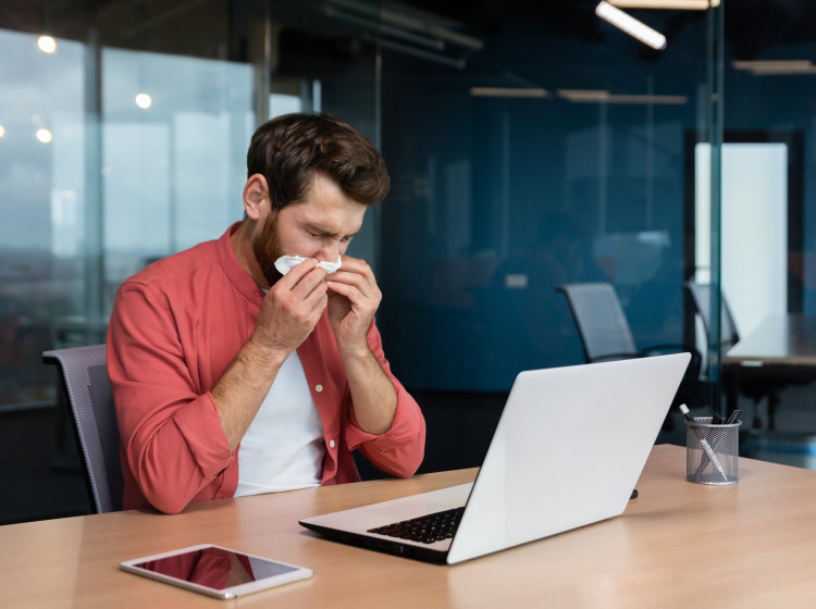 Přítomnost nemocného zaměstnance na pracovišti může ohrozit zdraví ostatních i chod firmy.