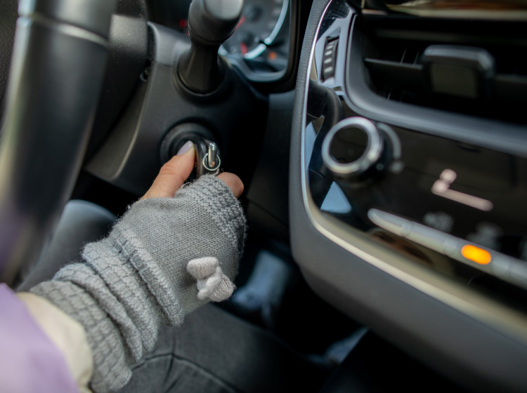 Řidiči, nespoléhejte v autě jen na výstražné kontrolky