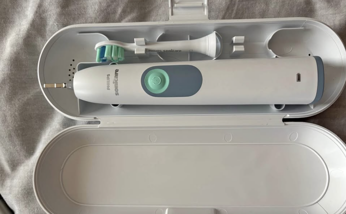 Čistit zuby každý den elektrickým nebo klasickým kartáčkem