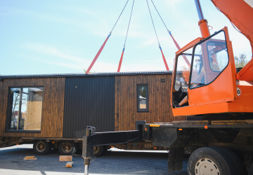 Na pozemku, kde úřady zakázaly stavět, si nakonec legálně zařídil bydlení pomocí mobilního domu. Na pozemku, kde úřady zakázaly stavět, si nakonec legálně zařídil bydlení pomocí mobilního domu.