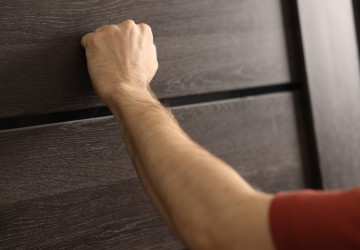 Správce domu ukázal vzkazy, které si lidé nechávají v paneláku