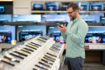 EU zavádí nové regulace v prodeji smartphonů. Budou chránit spotřebitele, nebo se jen zpomalí vývoj?