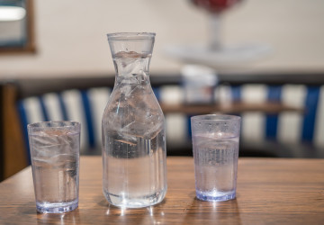 Voda zdarma v restauracích? Už brzy možná realita i u nás.