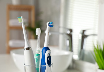 Podle zubařů používá většina lidí nesprávnou techniku čištění už od dětství. Podle zubařů používá většina lidí nesprávnou techniku čištění už od dětství.