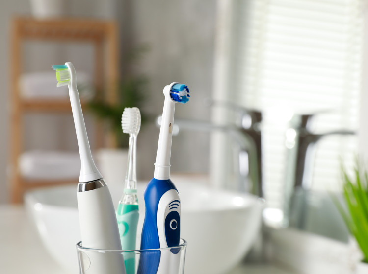 Podle zubařů používá většina lidí nesprávnou techniku čištění už od dětství.