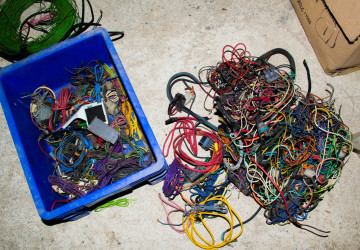 Nahromaděné staré kabely jsou problémem mnoha domácností. Nahromaděné staré kabely jsou problémem mnoha domácností.